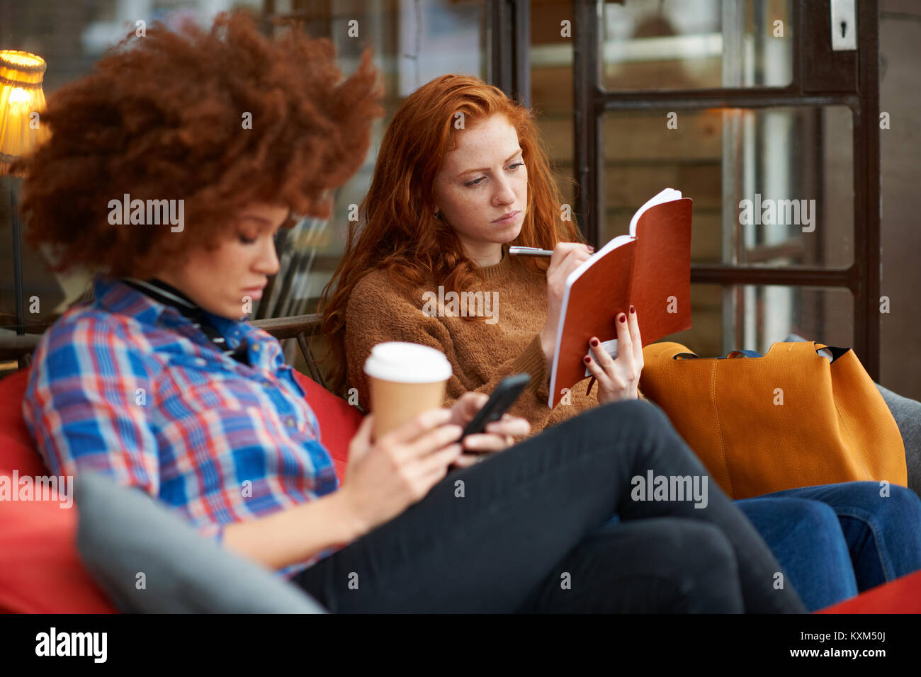 Freunde entspannen im Coffee Shop Stockfoto