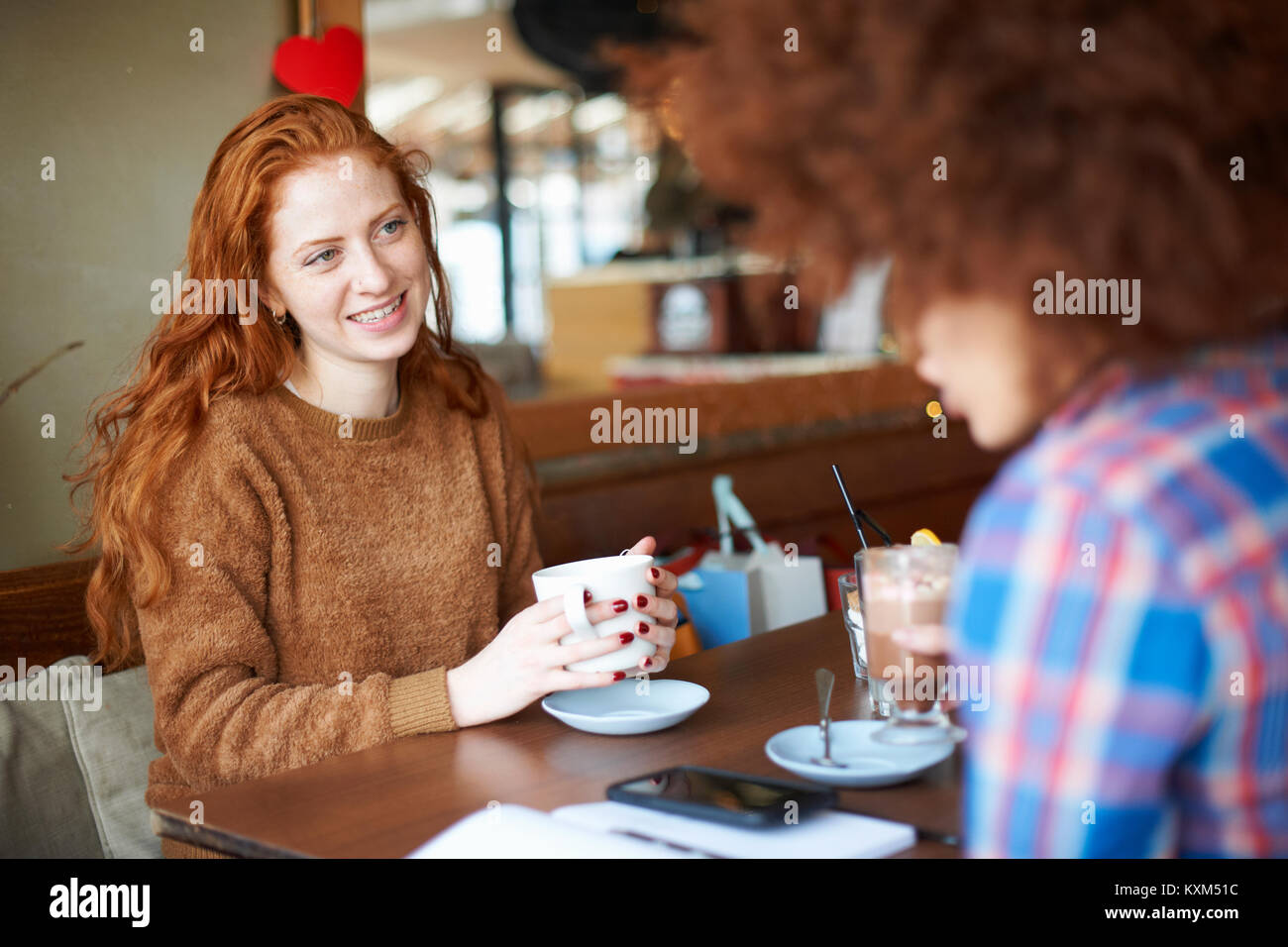 Freunde entspannen im Coffee Shop Stockfoto