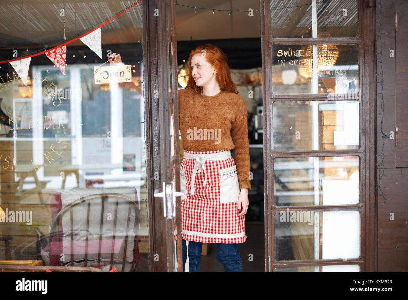 Portrait von Small Business Owner im Cafe Eingang Stockfoto