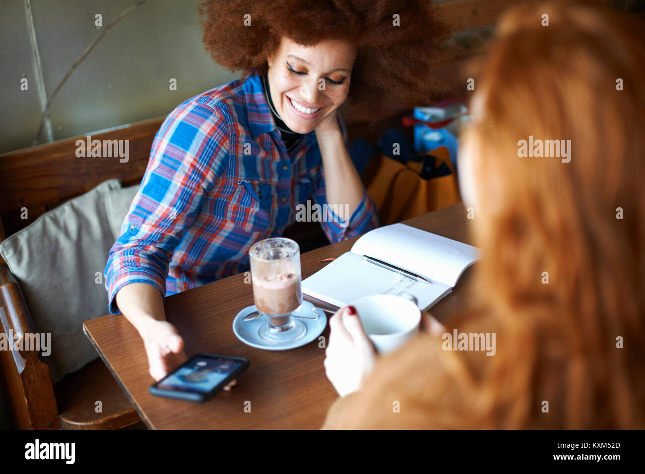 Freunde mit Smartphone Entspannen im Cafe Stockfoto