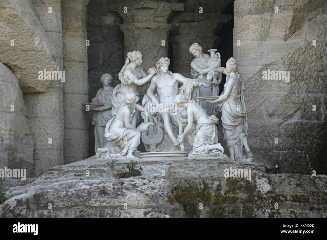 Die Skulpturengruppe Apollo und Five Nymphs im Bosquet des Bains d’Apollon in Versailles, Frankreich, zeigt mythologische Figuren in einem formellen Garten. Stockfoto
