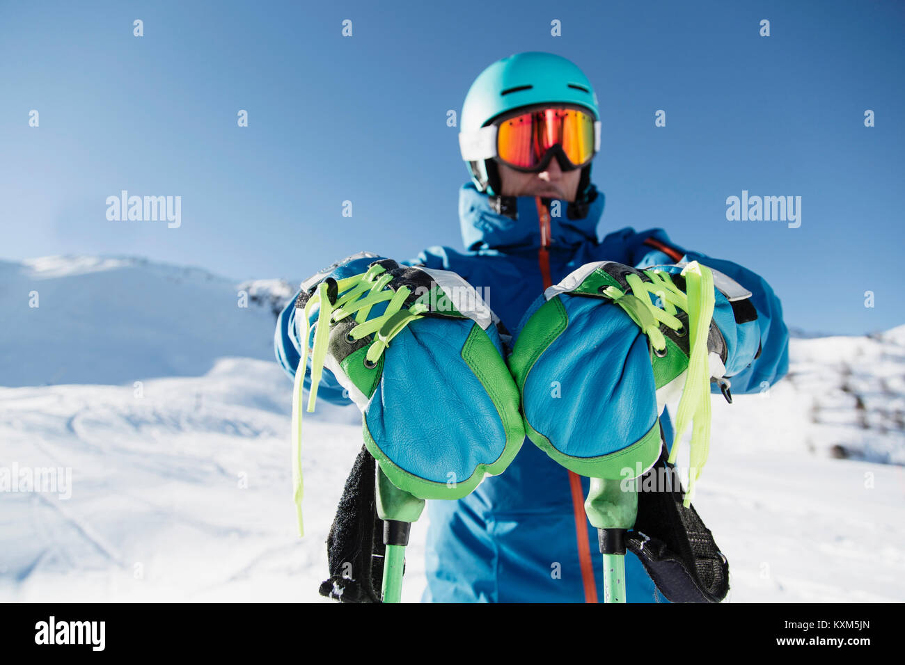 Portrait von Skifahrer im Schnee, Vorderansicht Stockfoto