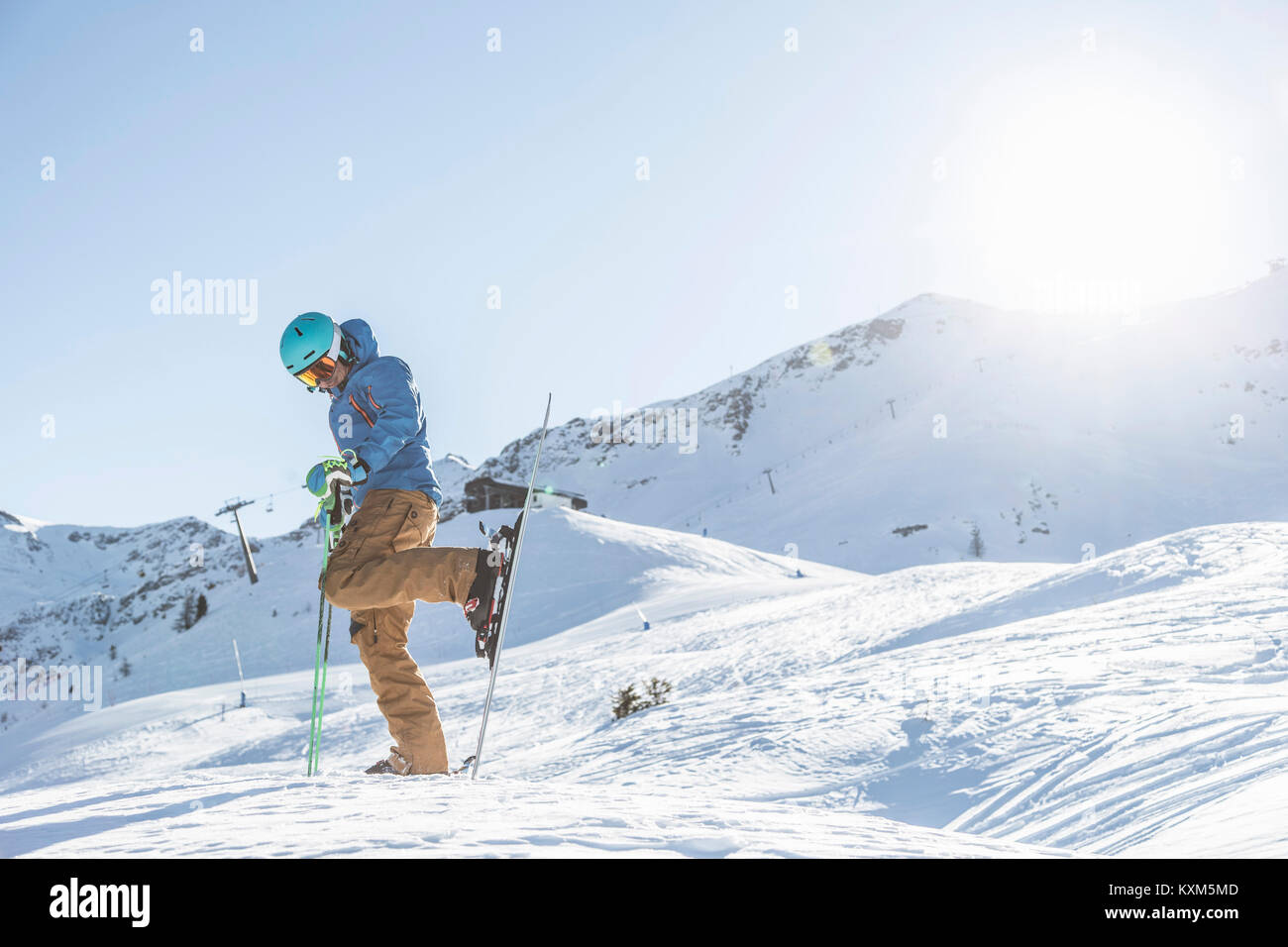 Skifahrer auf dem Berg, indem auf Skiern Stockfoto