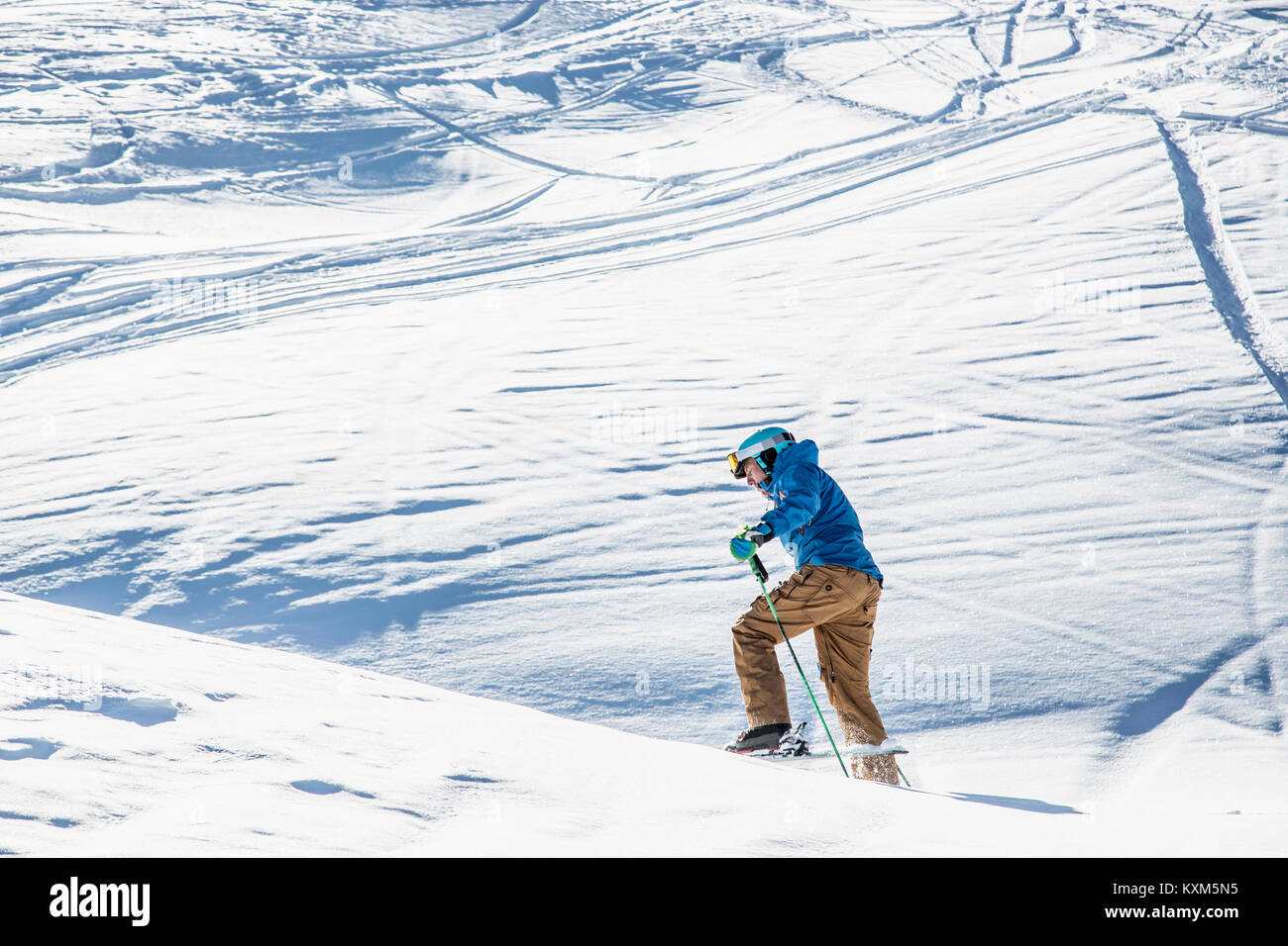 Skifahrer Skifahren auf dem Berg Stockfoto