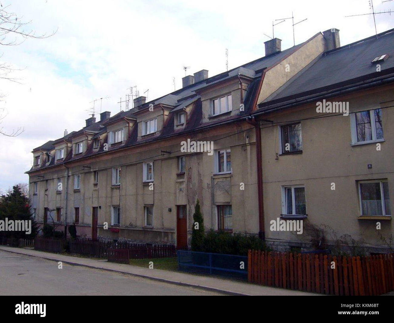 Foto der Towarowa-Straße 18-22 in Bielsko-Biała, Polen, mit Gebäuden, Bürgersteigen, Straßenelementen, und das tägliche urbane Leben. Stockfoto