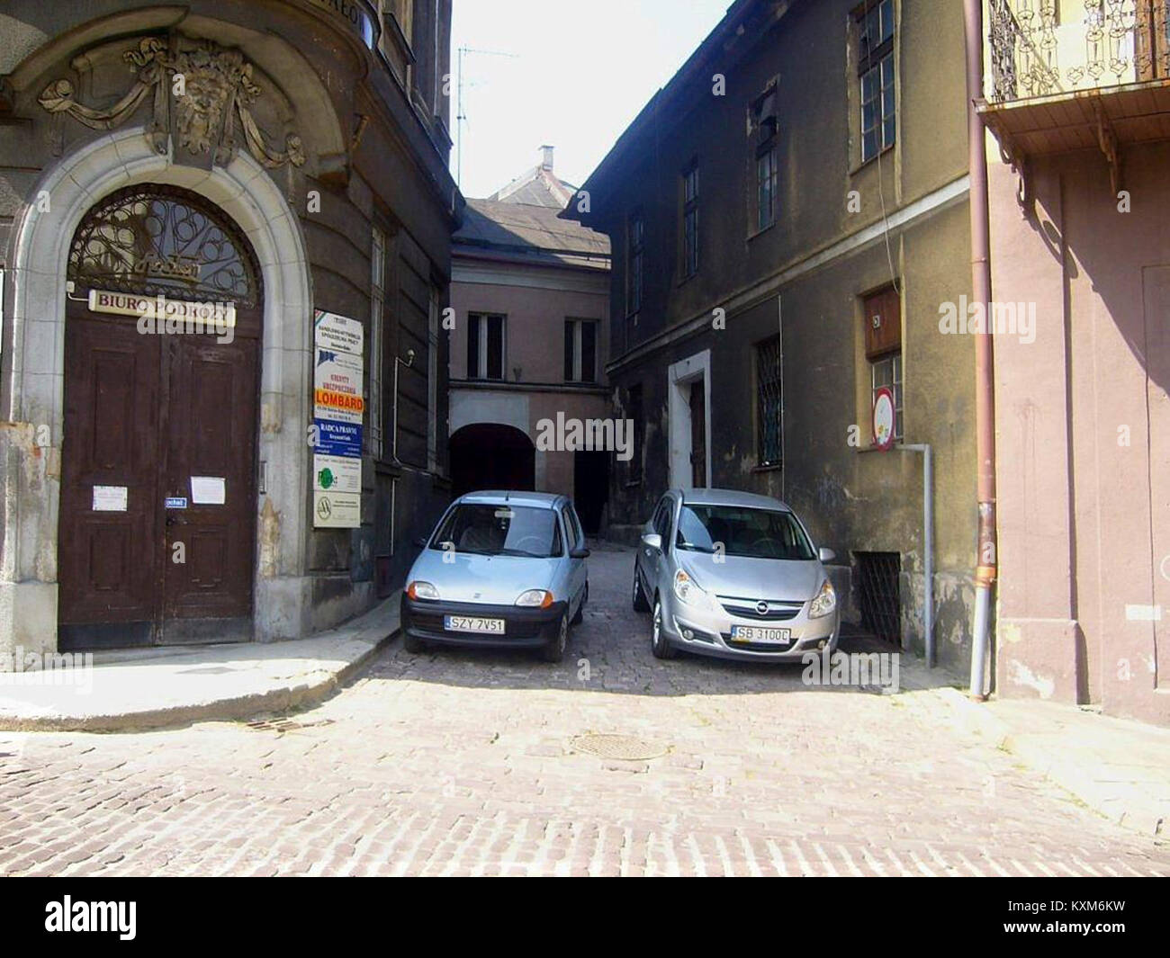Blick auf die Zaułek-Straße in Bielsko-Biała, Polen, von der Wzgórze-Straße im April 2010. Das Bild zeigt die enge, kopfsteingepflasterte Straße, die typisch für das historische Zentrum der Stadt ist. Stockfoto