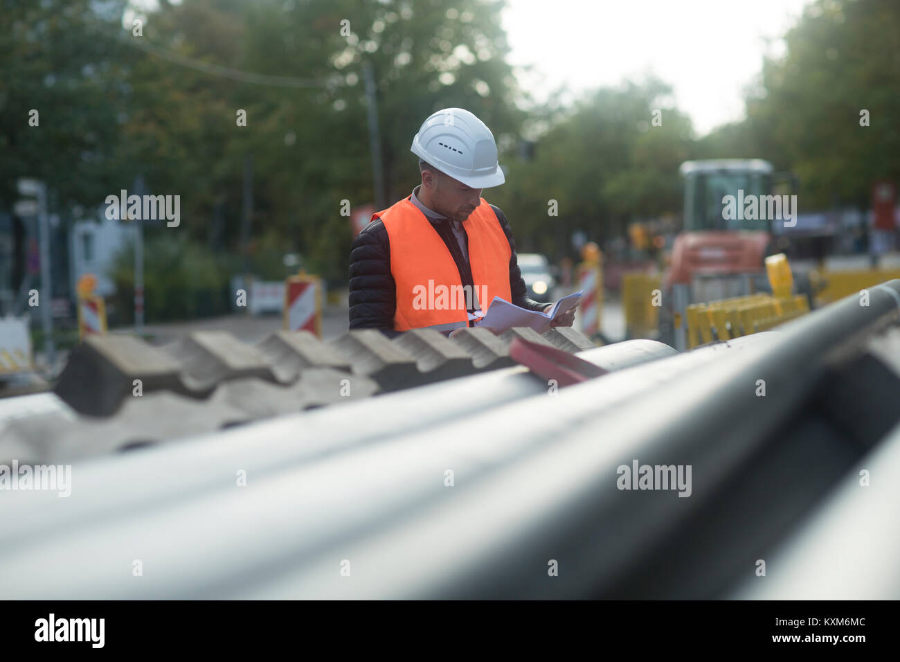 Straße Ingenieur stehen durch die Rohre Stockfoto