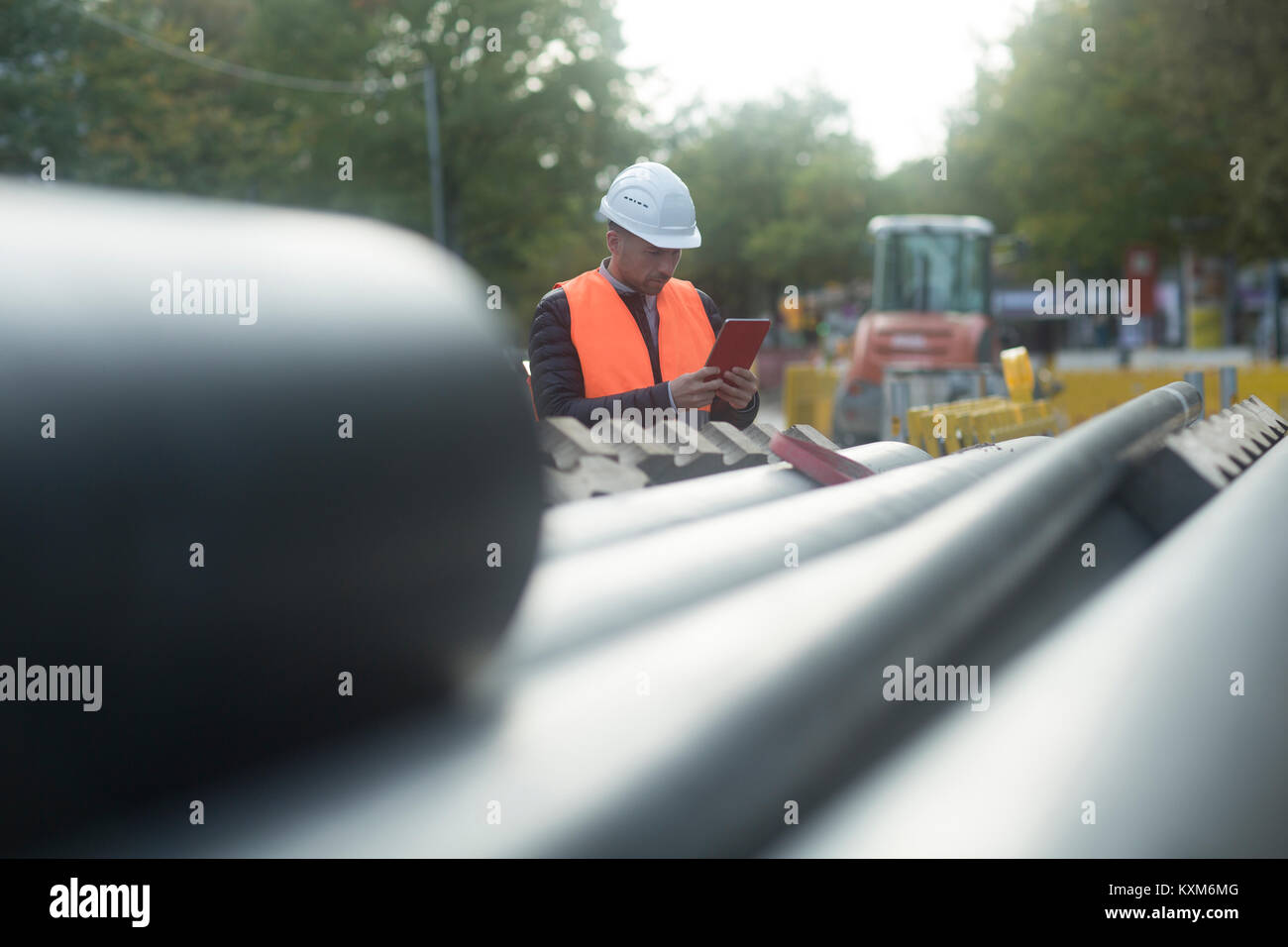 Straße Ingenieur stehen durch die Rohre Stockfoto