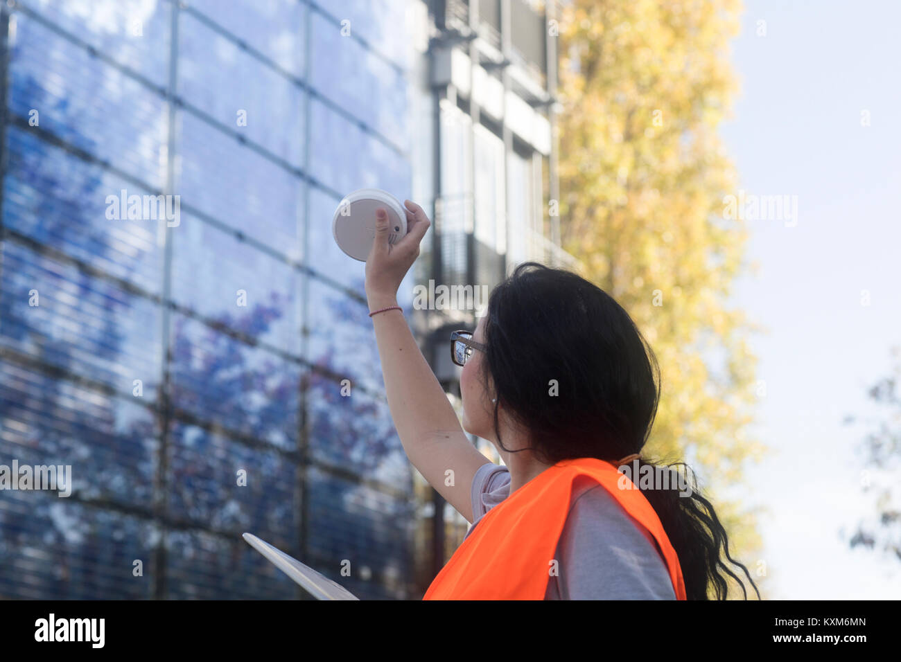 Photovoltaik Techniker bei der Arbeit an Wohngebäude Stockfoto