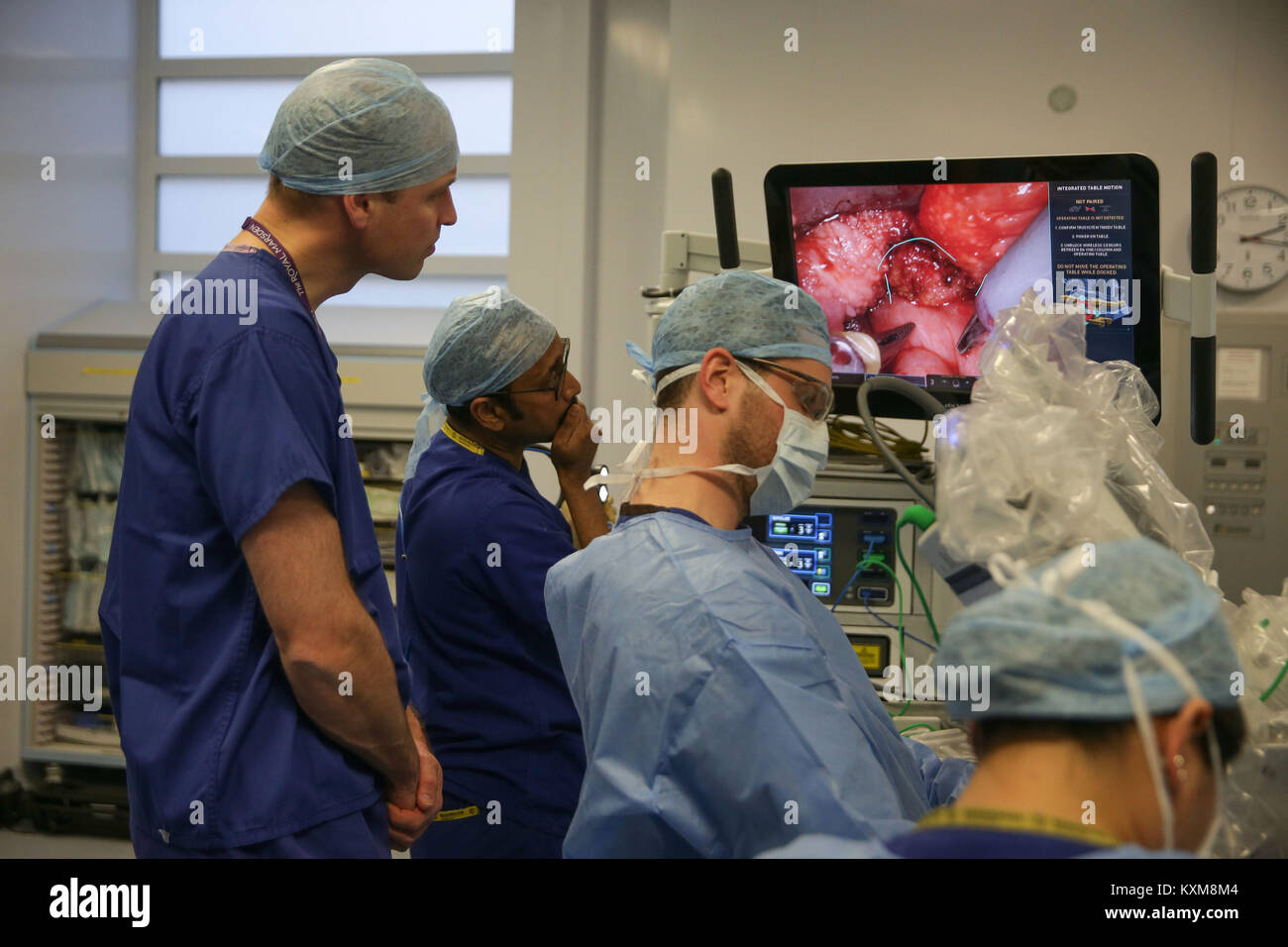 Der Herzog von Cambridge (links) beobachtet die Chirurgen die Durchführung einer Robotic assisted Deichsel hemiglossectomy Chirurgie auf Patienten Anne Weiß, 67, bei seinem Besuch im Royal Marsden NHS Foundation Trust in London. Stockfoto