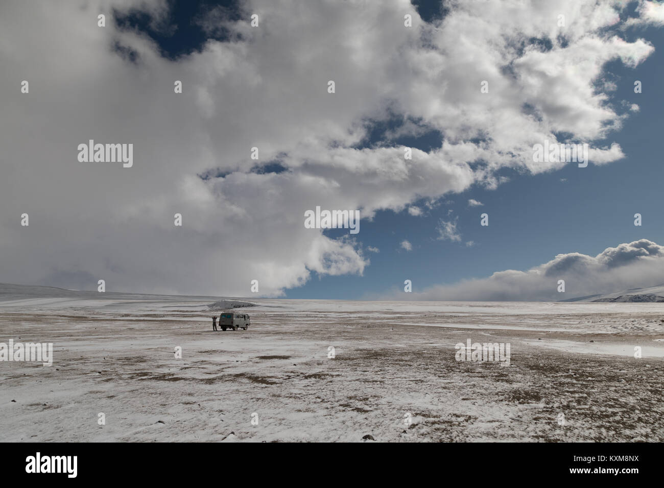 Abenteuer camping Wohnmobil russischen UAZ 452 mongolischen Winter schnee Stockfoto