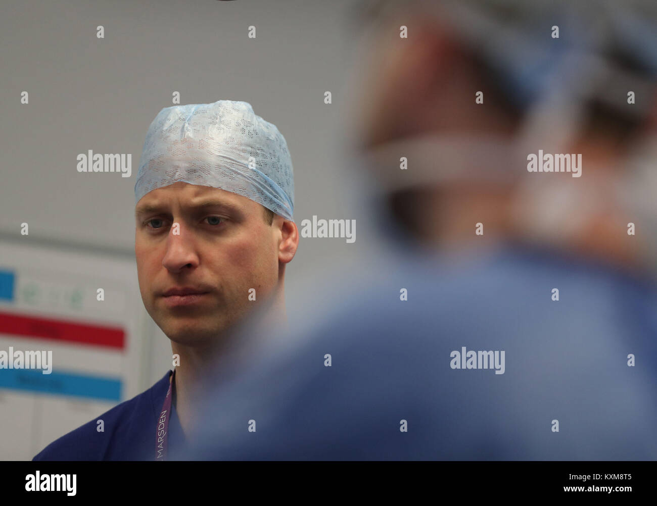 Der Herzog von Cambridge beobachtet Chirurgen Durchführung einer Robotic assisted Deichsel hemiglossectomy Chirurgie auf Patienten Anne Weiß, 67, bei seinem Besuch im Royal Marsden NHS Foundation Trust in London. Stockfoto