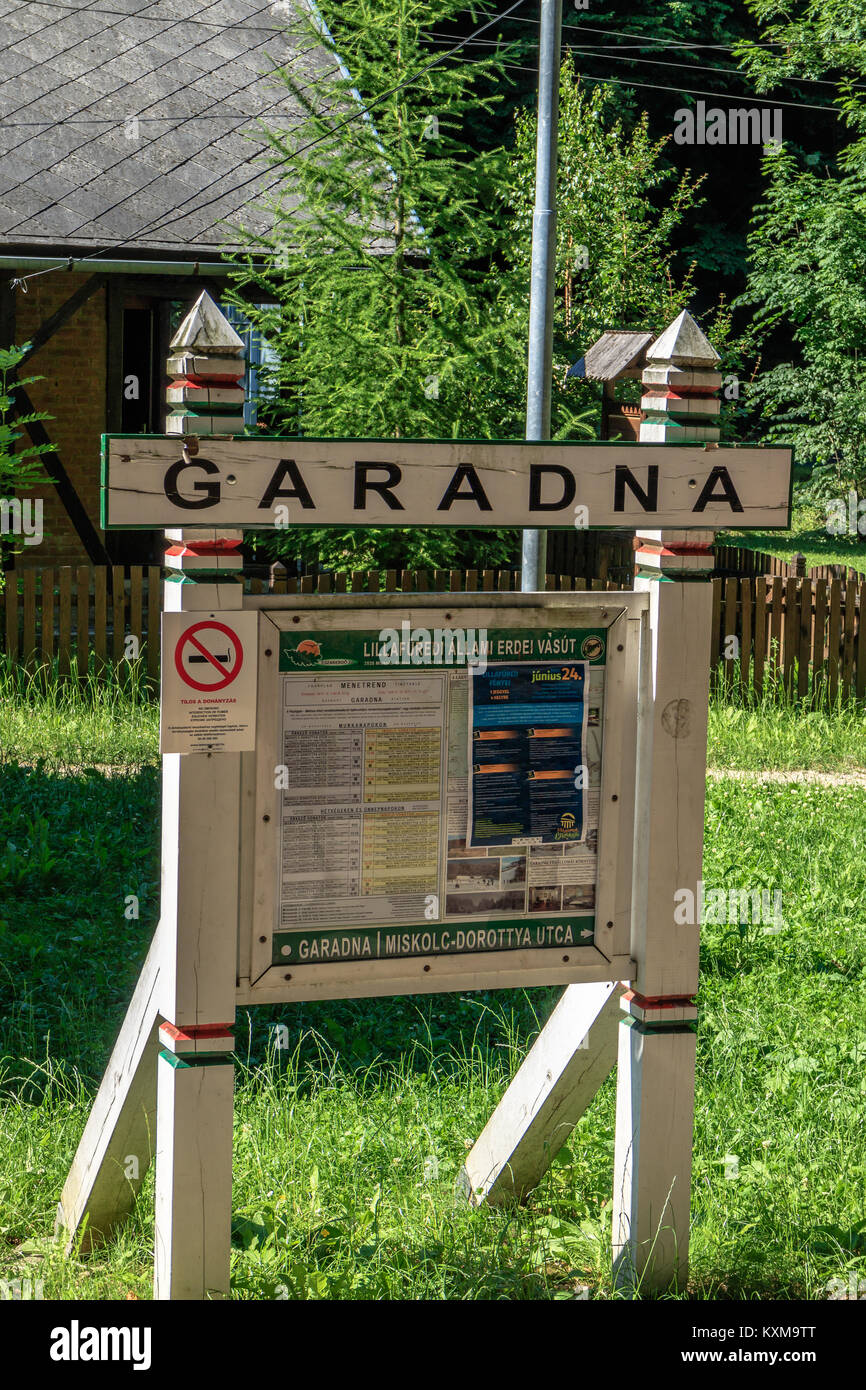 Garadna station Wegweiser auf die Schmalspurige Waldbahn Lillafured, Miskolc, Ungarn. 2017. Stockfoto