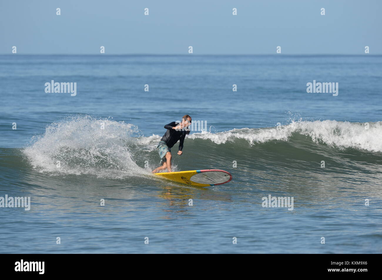 Wandern auf dem Board - Surfen in Costa Rica Stockfoto