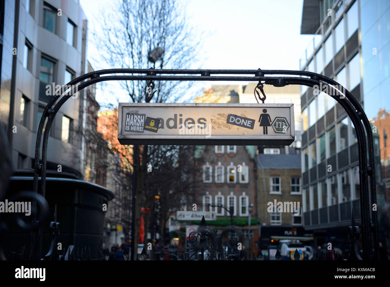Ladies wc Public Convenience in Broadwick Street, Soho, London. Leuchtkasten, mit zappten Aufklebern Stockfoto
