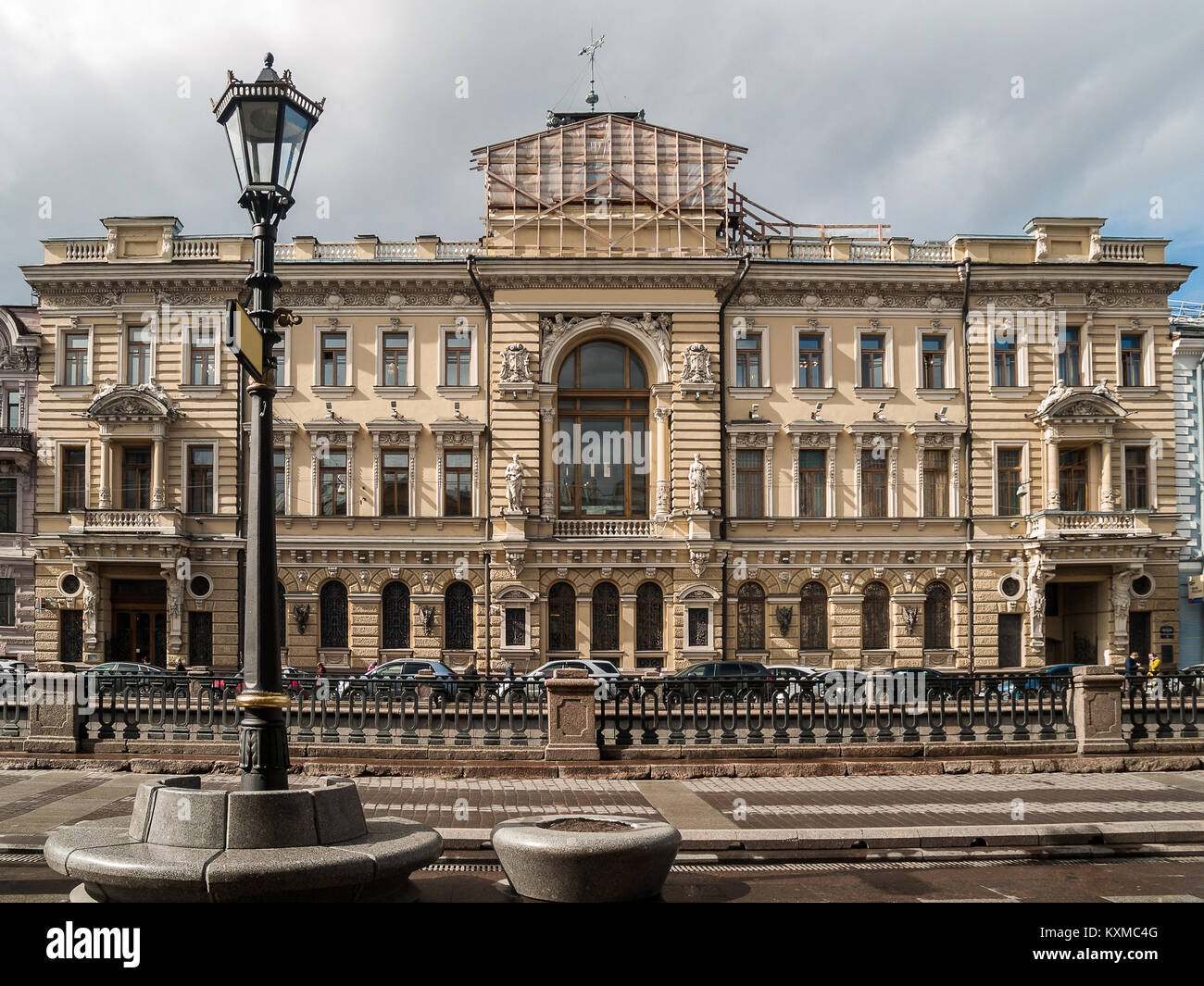 Die Fassade des historischen Gebäudes der Construction Bank der Anfang des zwanzigsten Jahrhunderts, mit Statuen, Reliefs verziert, gewölbt Stockfoto