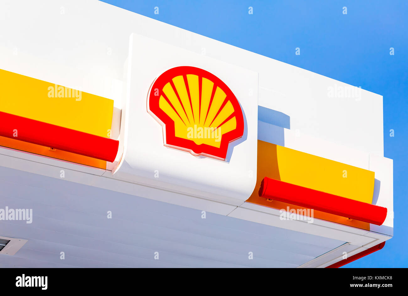 Samara, Russland - Januar 8, 2018: Emblem der Royal Dutch Shell Oil Company gegen den blauen Himmel Stockfoto