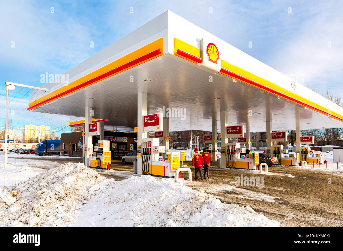 Samara, Russland - Januar 8, 2018: Shell Tankstelle im Winter Tag. Royal Dutch Shell ist ein anglo-niederländischen multinationalen Öl- und Gasunternehmen Stockfoto