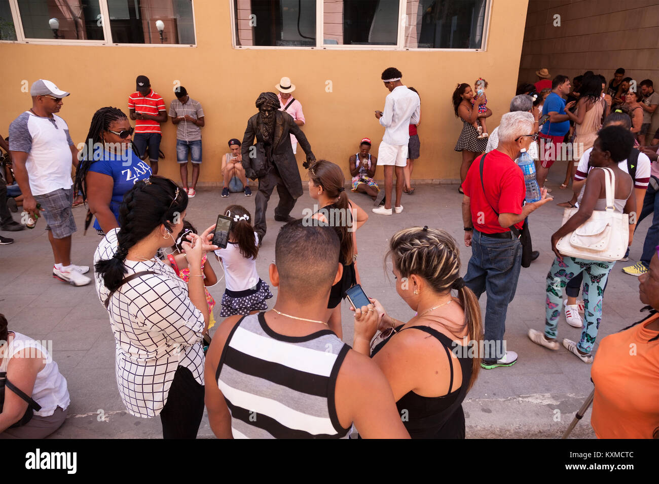 Kubaner versammelt um einen Wi-Fi-Hotspot mit ihren Handys in Havanna, Kuba. Stockfoto