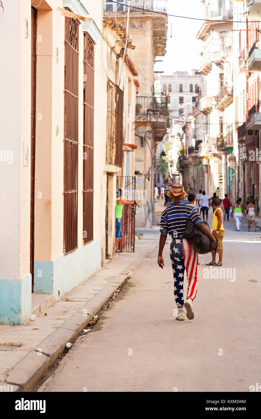 Eine kubanische Mann, der amerikanischen Flagge Hosen in Havanna, Kuba. Stockfoto