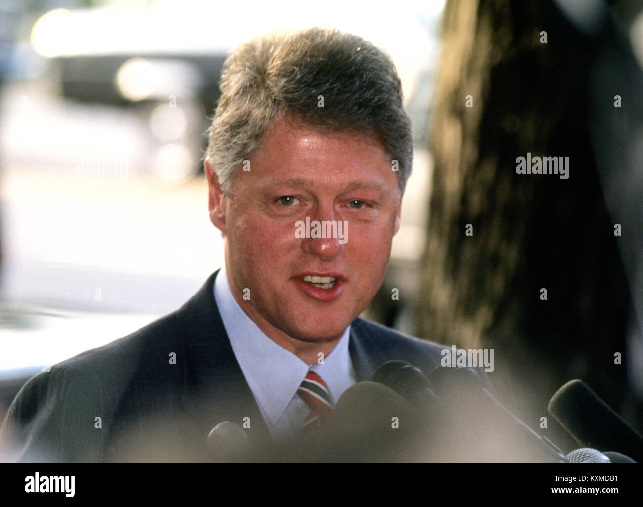 Gouverneur Bill Clinton (Demokraten von Arkansas), Links, der vermutliche Aspirant für die Demokratische Partei Nominierung 1992 für das Amt des Präsidenten der Vereinigten Staaten, spricht der Presse nach einem Treffen mit Präsident Boris Jelzin der Russischen Föderation an der Blair House in Washington, DC am 18. Juni 1992. Credit: Howard L. Sachs/CNP/MediaPunch Stockfoto