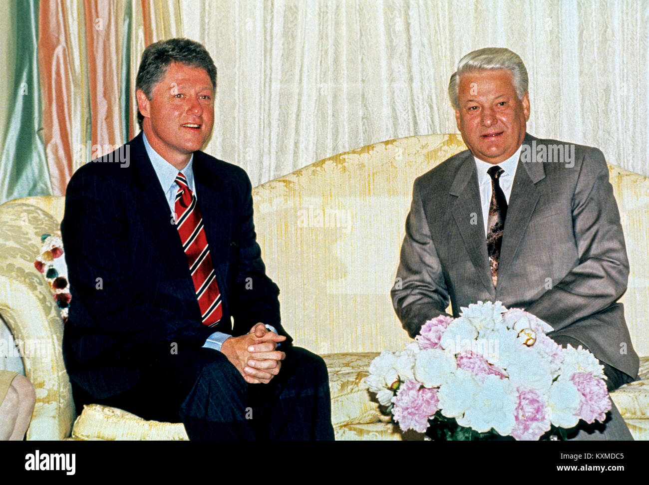 Gouverneur Bill Clinton (Demokraten von Arkansas), Links, der vermutliche Aspirant für die Demokratische Partei Nominierung 1992 für das Amt des Präsidenten der Vereinigten Staaten, trifft Präsident Boris Jelzin für die Russische Föderation, rechts, an der Blair House in Washington, DC am 18. Juni 1992. Credit: Konsolidierte News Fotos/MediaPunch Stockfoto