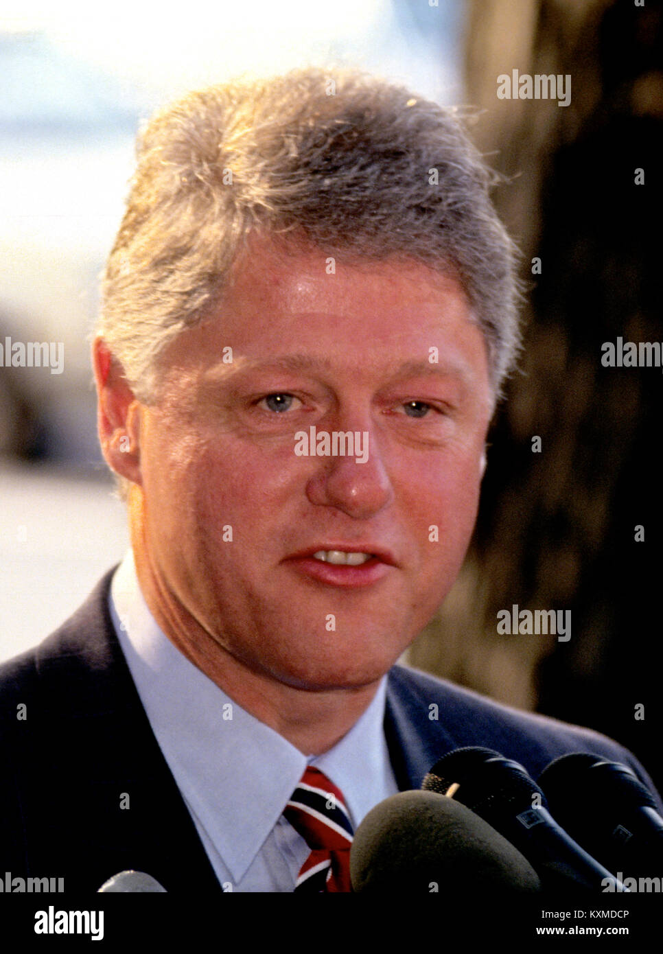 Gouverneur Bill Clinton (Demokraten von Arkansas), Links, der vermutliche Aspirant für die Demokratische Partei Nominierung 1992 für das Amt des Präsidenten der Vereinigten Staaten, spricht der Presse nach einem Treffen mit Präsident Boris Jelzin der Russischen Föderation an der Blair House in Washington, DC am 18. Juni 1992. Credit: Howard L. Sachs/CNP/MediaPunch Stockfoto