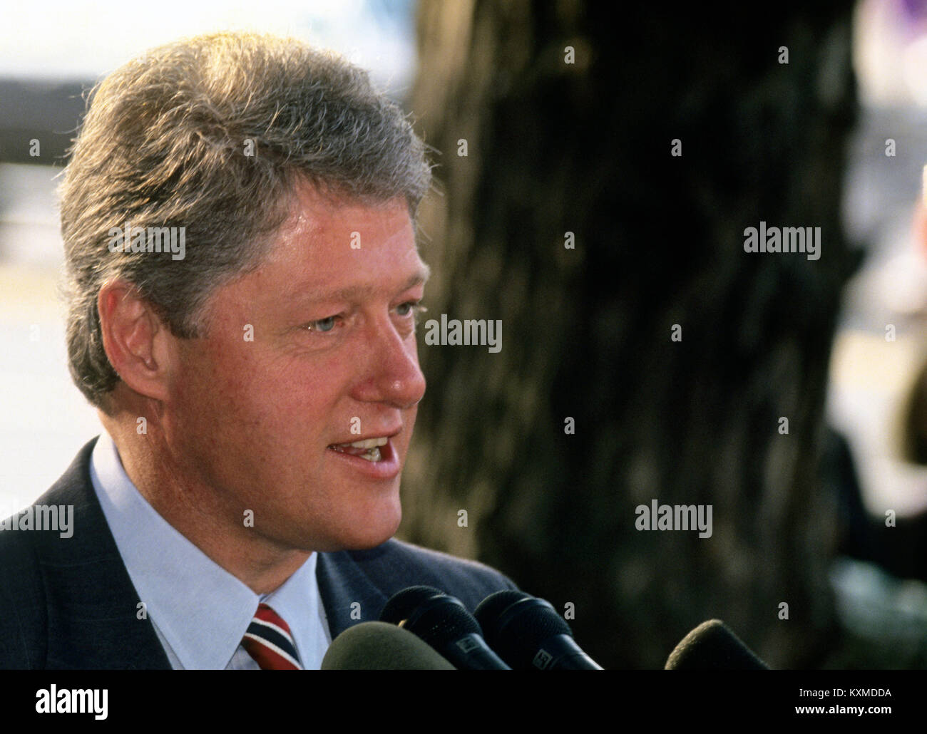 Gouverneur Bill Clinton (Demokraten von Arkansas), Links, der vermutliche Aspirant für die Demokratische Partei Nominierung 1992 für das Amt des Präsidenten der Vereinigten Staaten, spricht der Presse nach einem Treffen mit Präsident Boris Jelzin der Russischen Föderation an der Blair House in Washington, DC am 18. Juni 1992. Credit: Howard L. Sachs/CNP/MediaPunch Stockfoto