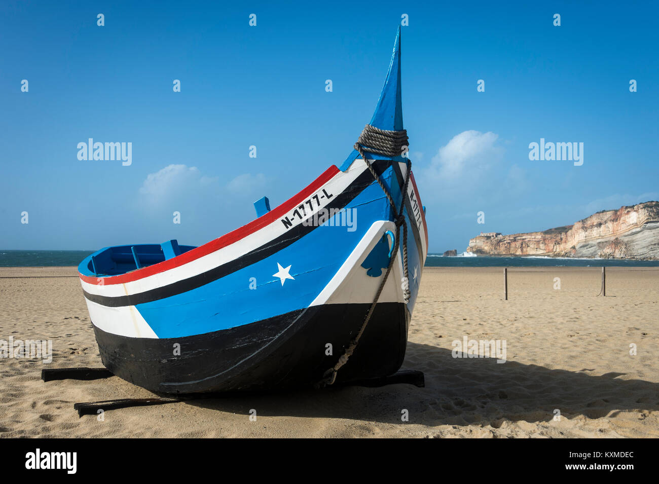 Traditionell blau Fischerboot am Strand von Nazare, Portugal Stockfoto