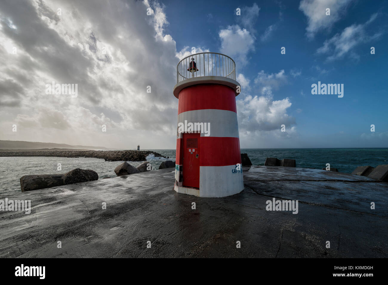 Leuchtturm am Eingang zu Nazare Hafen und Marina, Portugal. Stockfoto