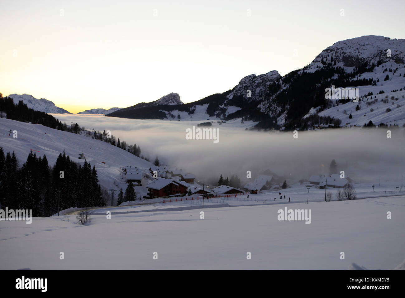 Meer der Wolken über Le Chinaillon, Le Grand Bornand, Haute Savoie, Französische Alpen. Verschneiten Winterlandschaft. Stockfoto