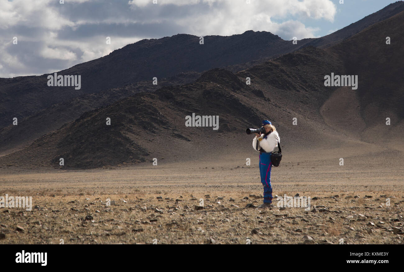 Frau bilder Golden Eagle Hunter Kasachischen eagle Festival touristische Bayan Ulgii Ölgii Stockfoto