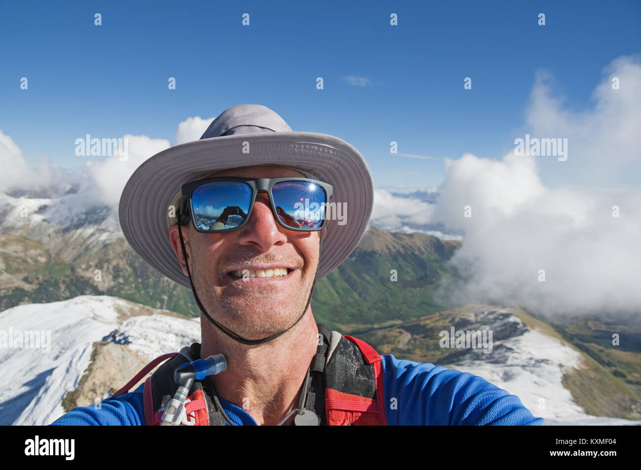 Ein selfie einen Mann auf dem Gipfel des Mount Harvard in der Stiftskirche von Colorado Stockfoto