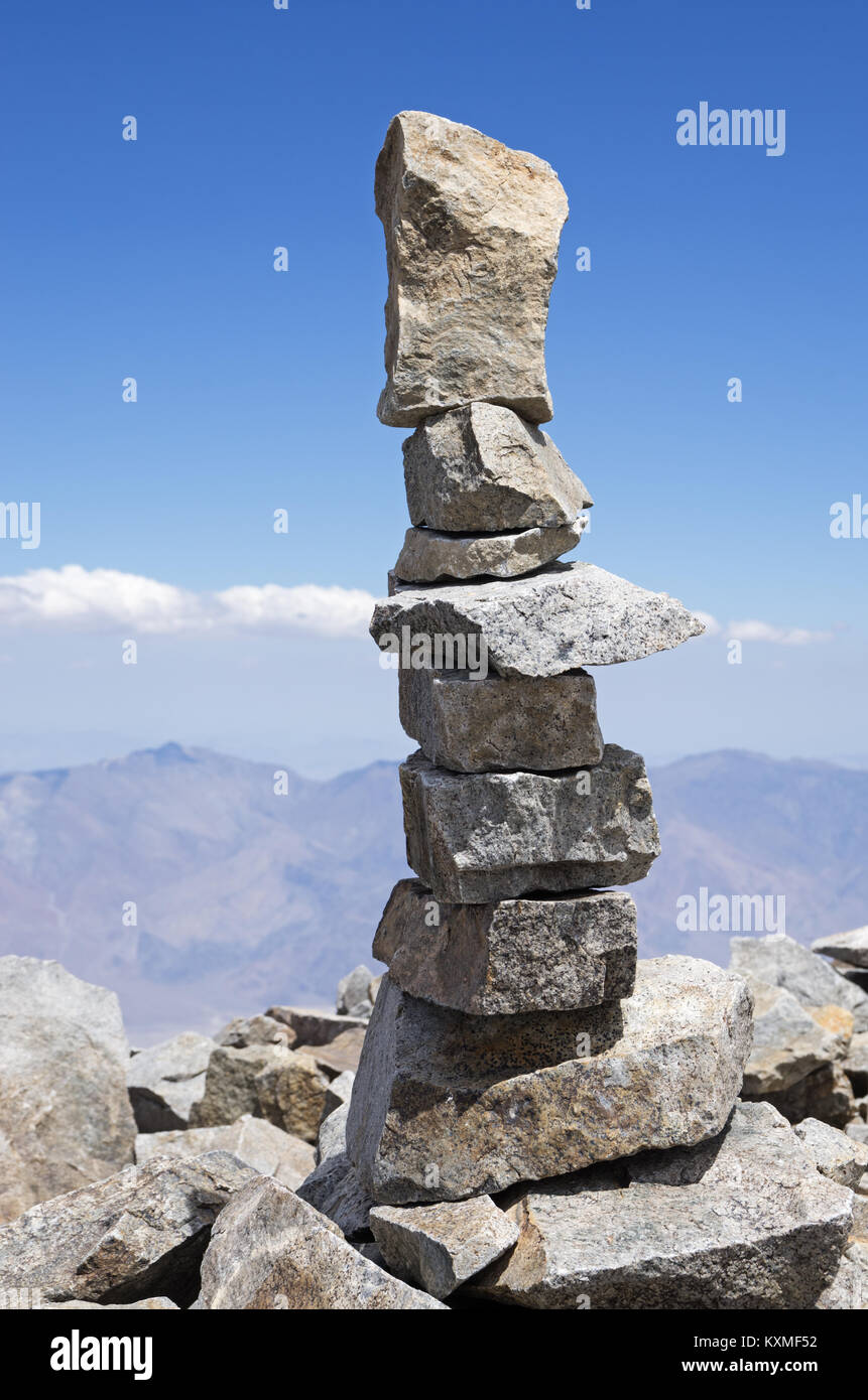 Ein Rock Turm auf dem Gipfel eines Berges in der Sierra Nevada in Kalifornien Stockfoto