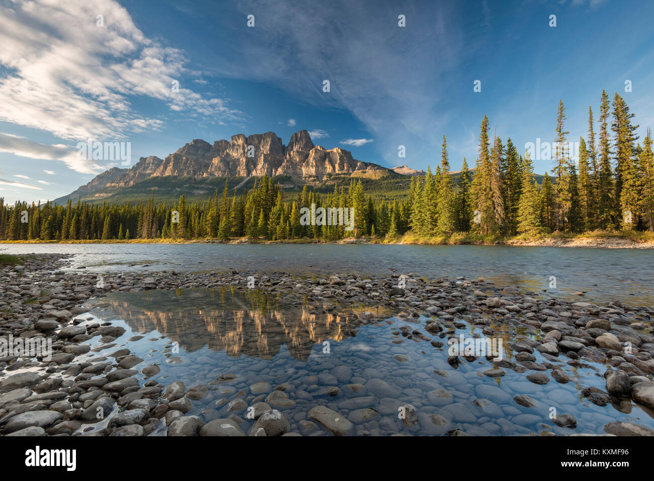 Schloss Berg reflektiert in einem kleinen Pool von Bow River, Banff National Park, Alberta, Kanada Stockfoto