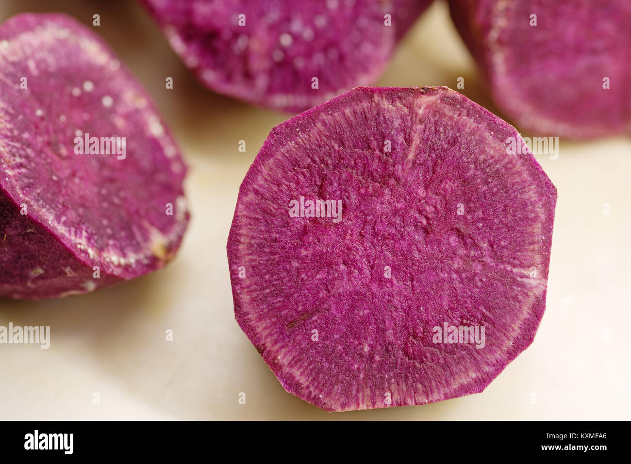 Geschnitten und getrimmt Stücke von lila Süßkartoffel mit selektiven Fokus Stockfoto