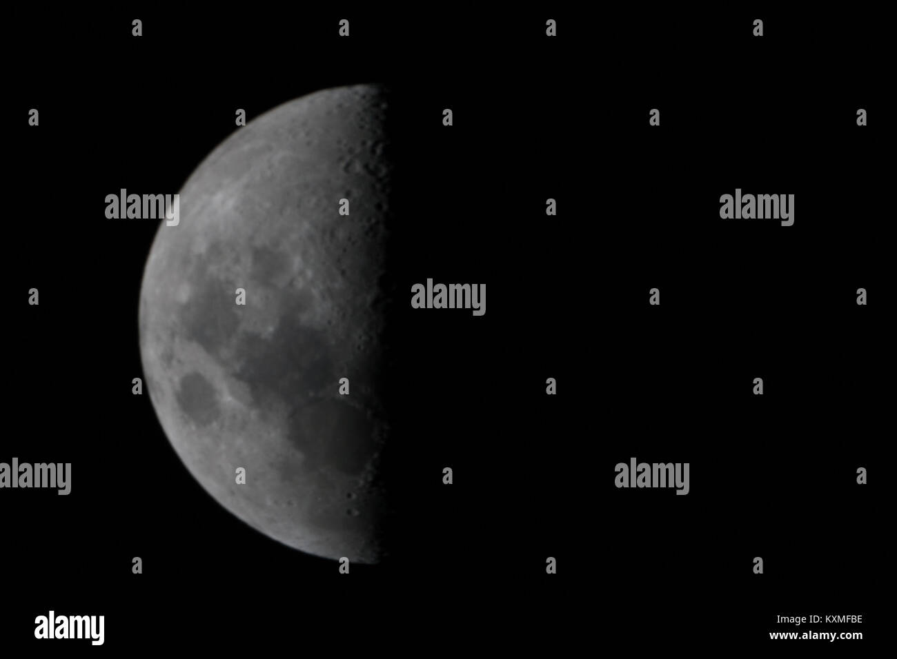 Half Moon durch Teleskop genommen Stockfoto