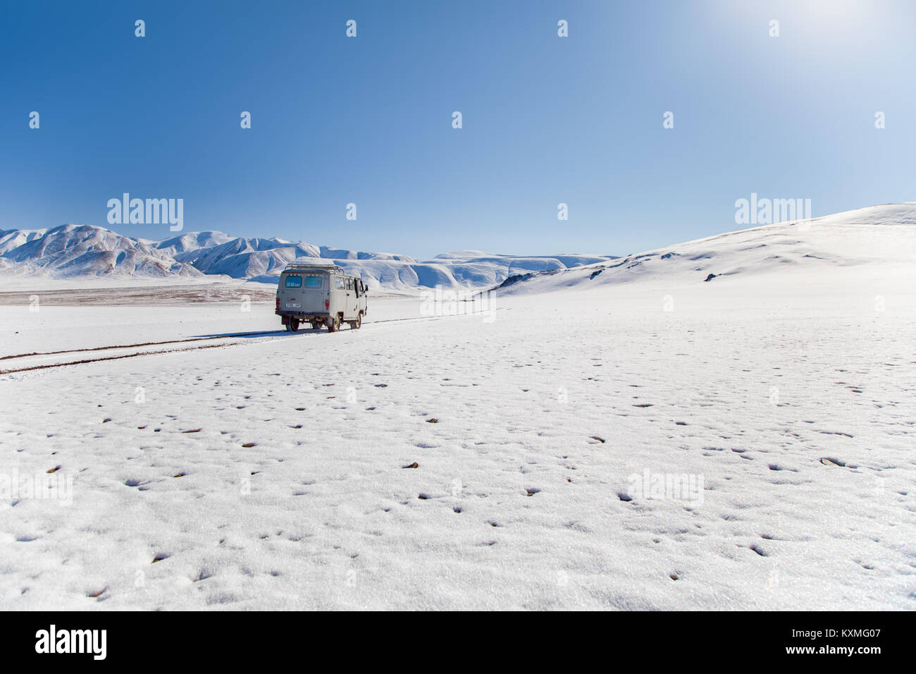 Russische van UAZ 452 Camper dslr-zoom lengs Sigma 150-600 mm schnee winter Mongolei Snowy Mountains Stockfoto