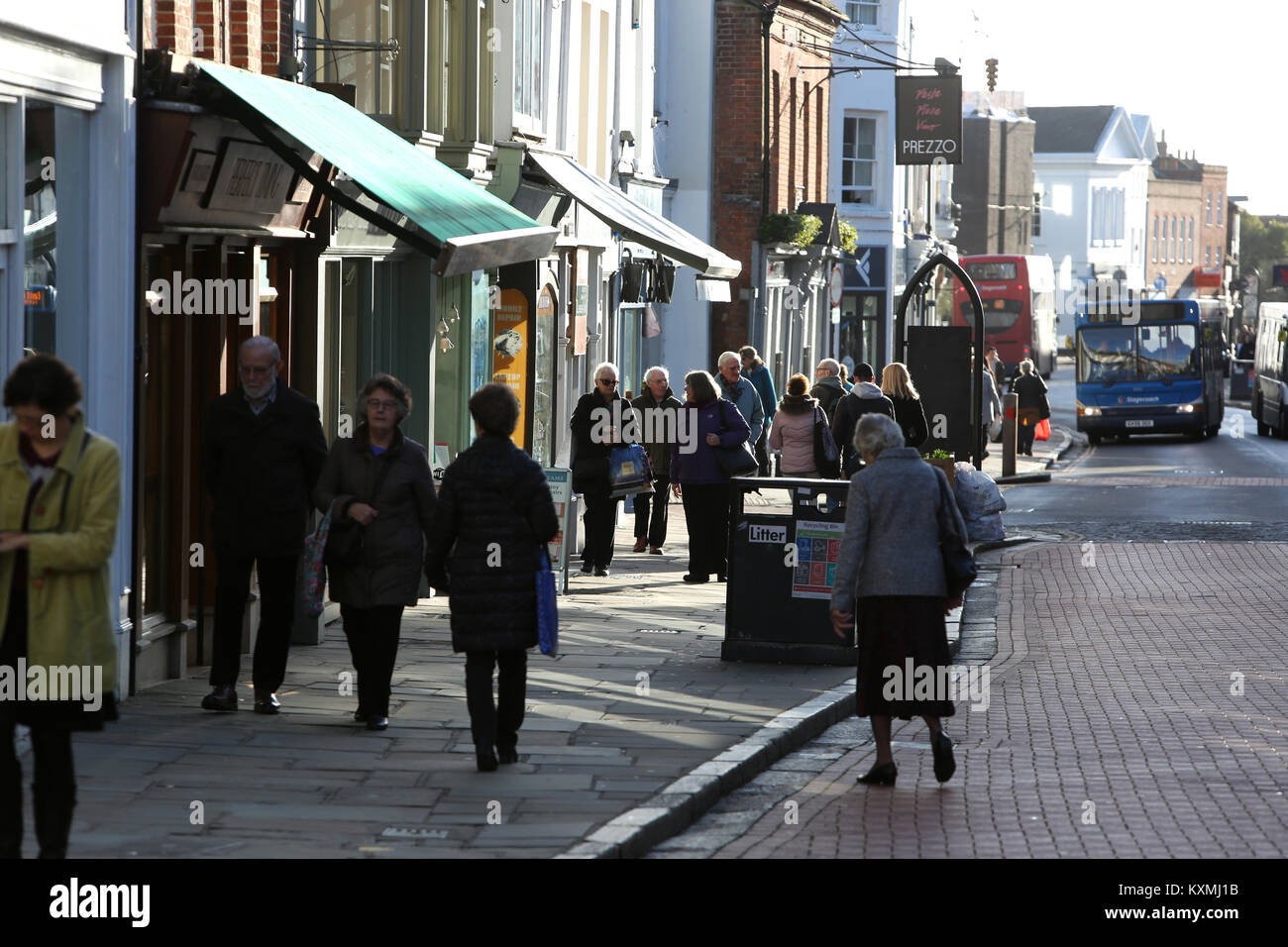 Allgemeine Ansichten des shop Fronten in Chichester, West Sussex, UK. Stockfoto