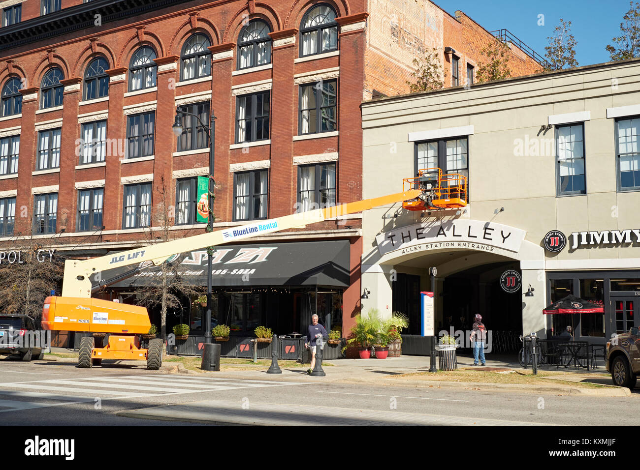 JLG Teleskoparm heben in verwenden, während ein Arbeitnehmer Wartung auf einem Gebäude in der Innenstadt von Montgomery Alabama in den USA führt. Stockfoto