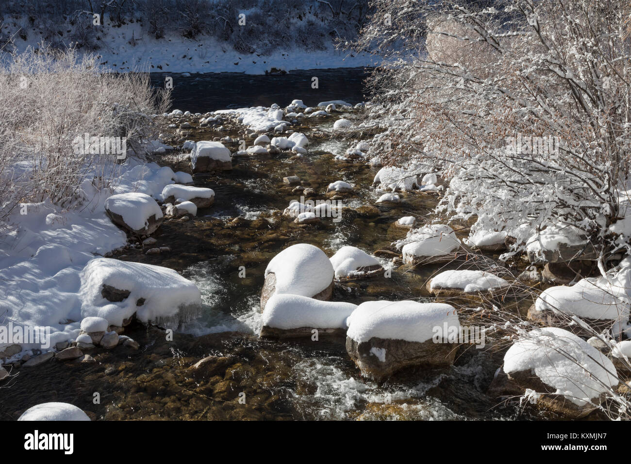 Glenwood Springs, Colorado - Grizzly Creek fließt in den Colorado River im Winter in Glenwood Canyon. Stockfoto
