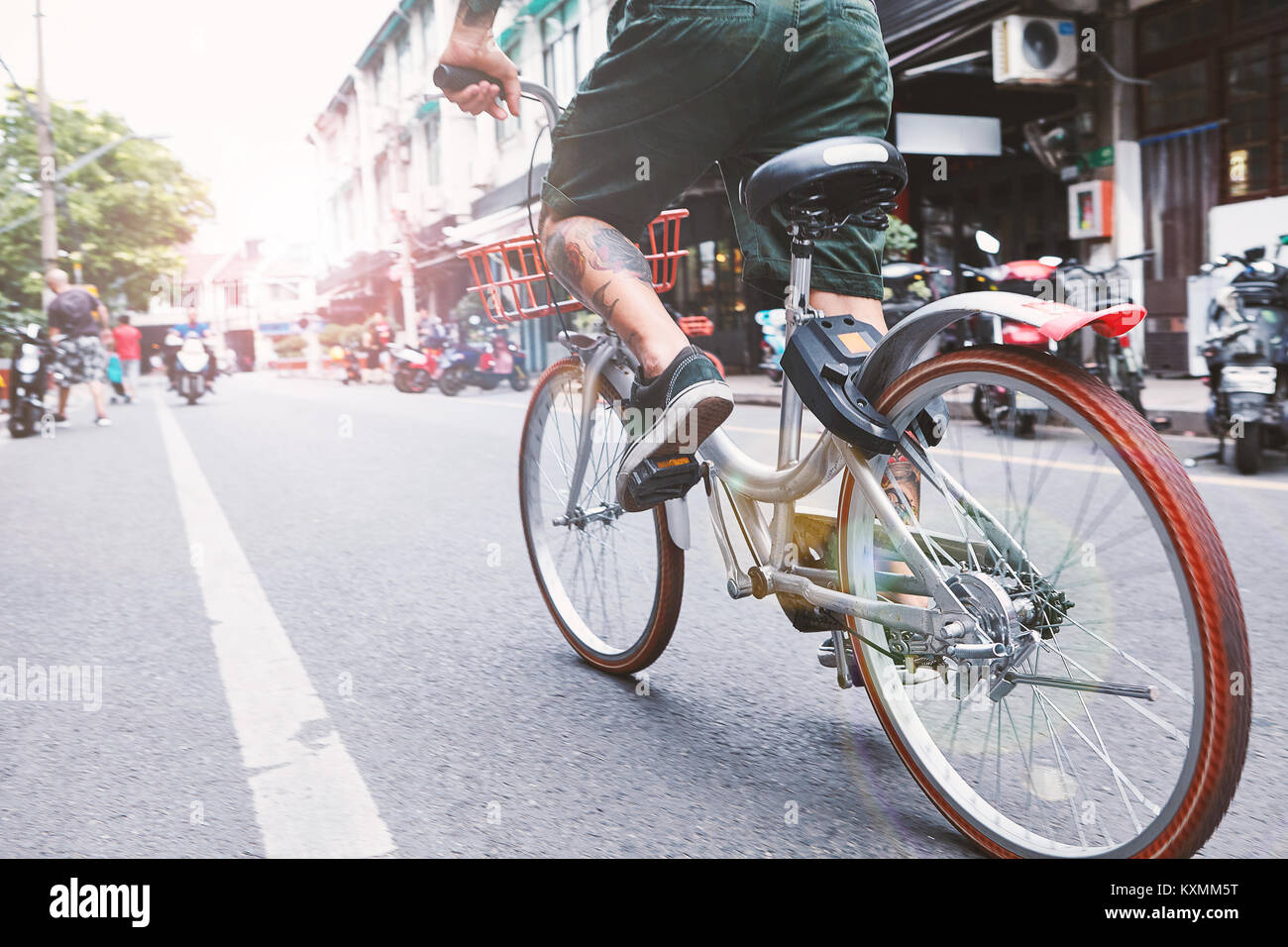 Taille abwärts von jungen männlichen hipster Radfahren entlang der Straße der Stadt, Shanghai French Concession, Shanghai, China Stockfoto