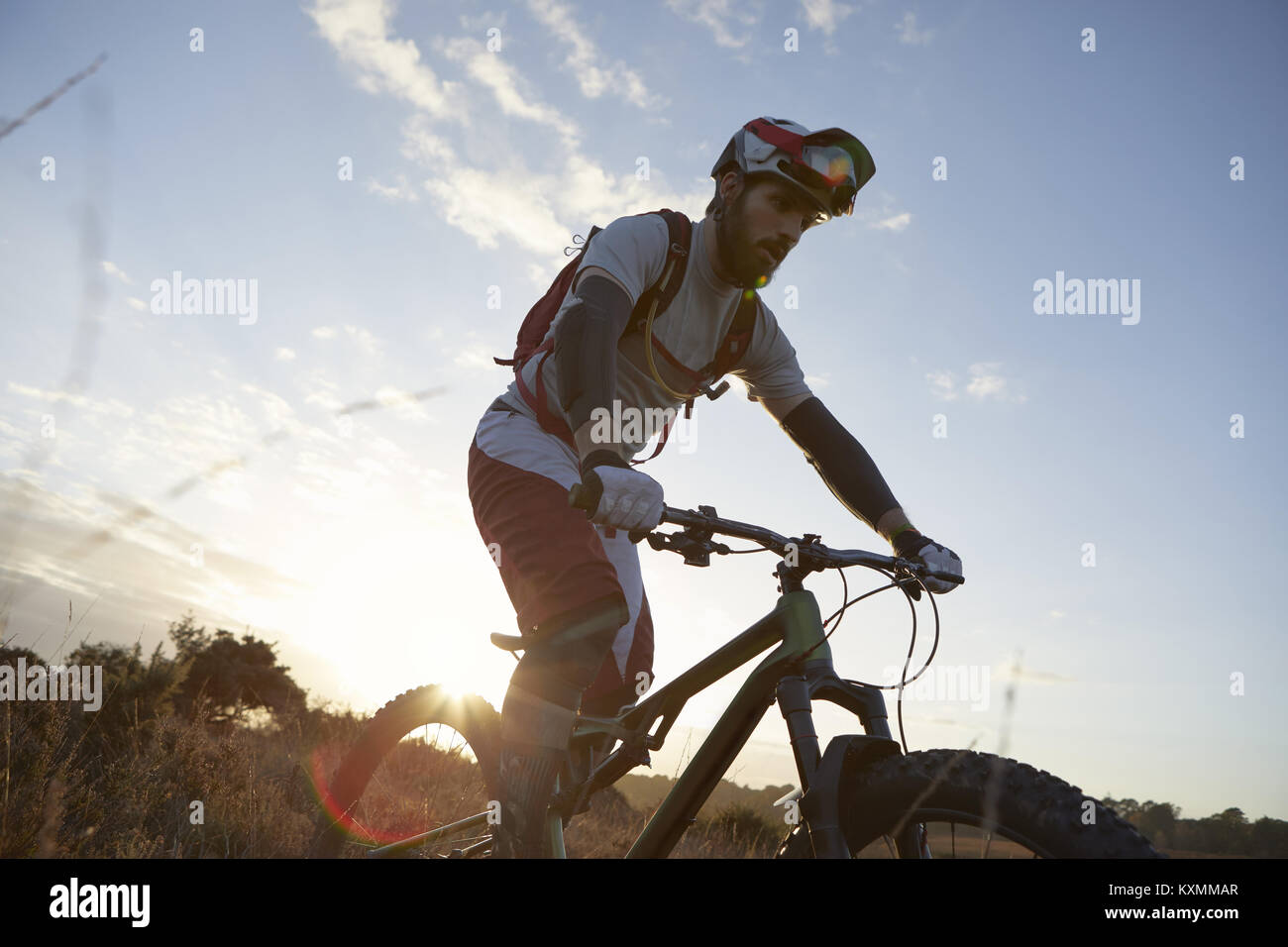 Männliche biker Biken auf Moorland Stockfoto
