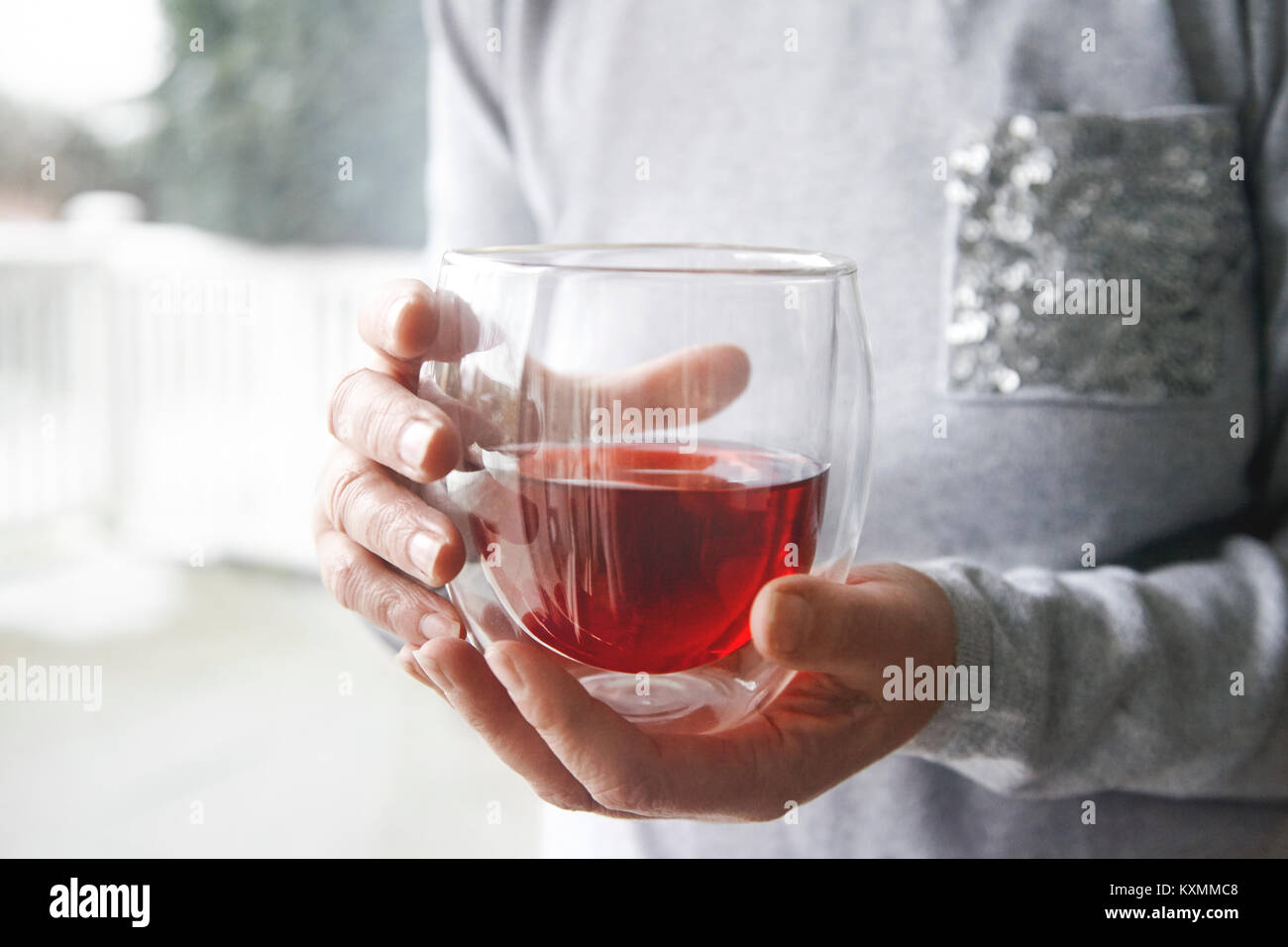 Schröpfen Frau Glas roter Tee Stockfoto