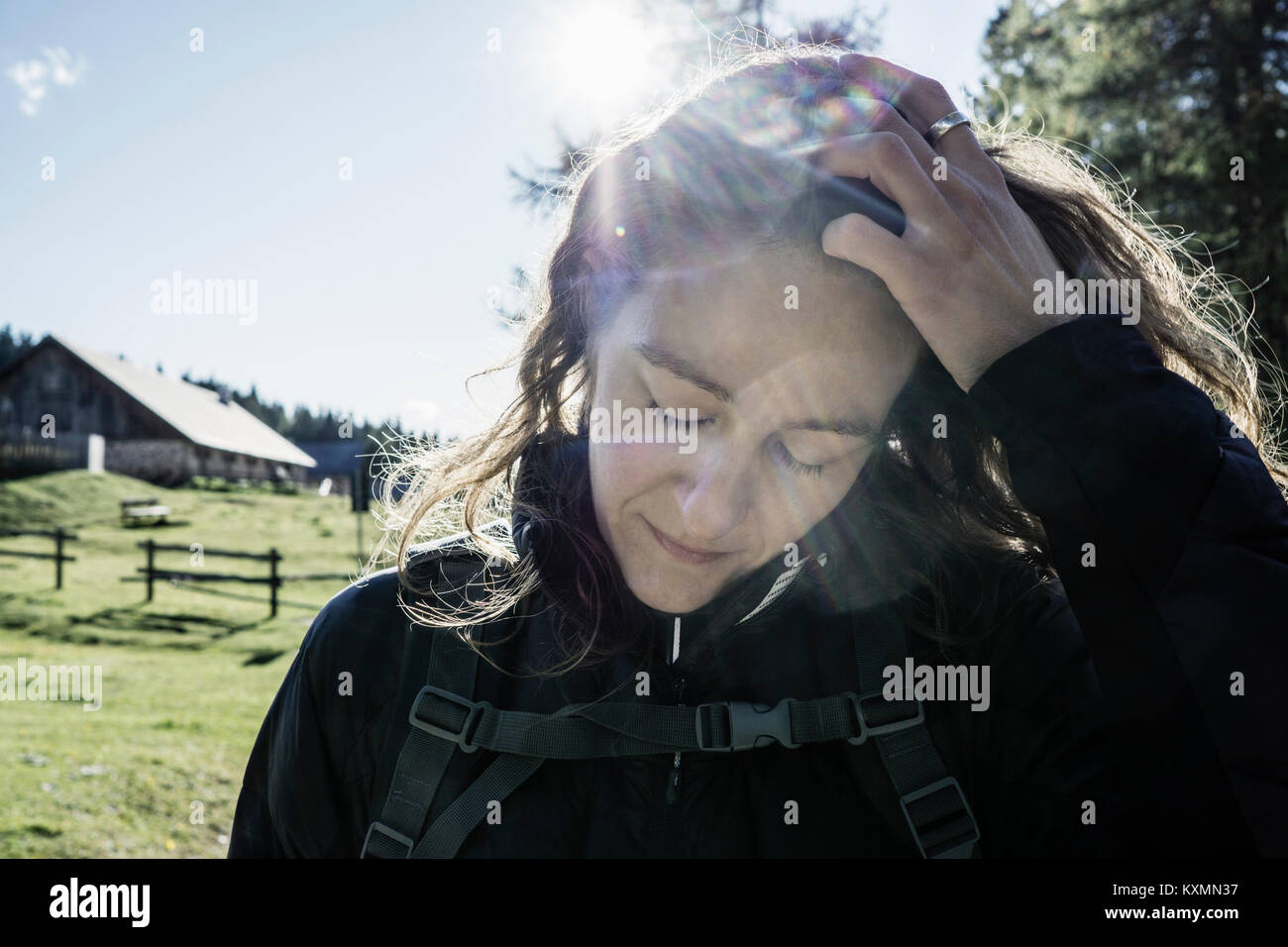 Portrait von Wanderer, Hand auf den Kopf, nach unten schaut, Madonna di Pietralba, Trentino-Südtirol, Italien, Europa Stockfoto