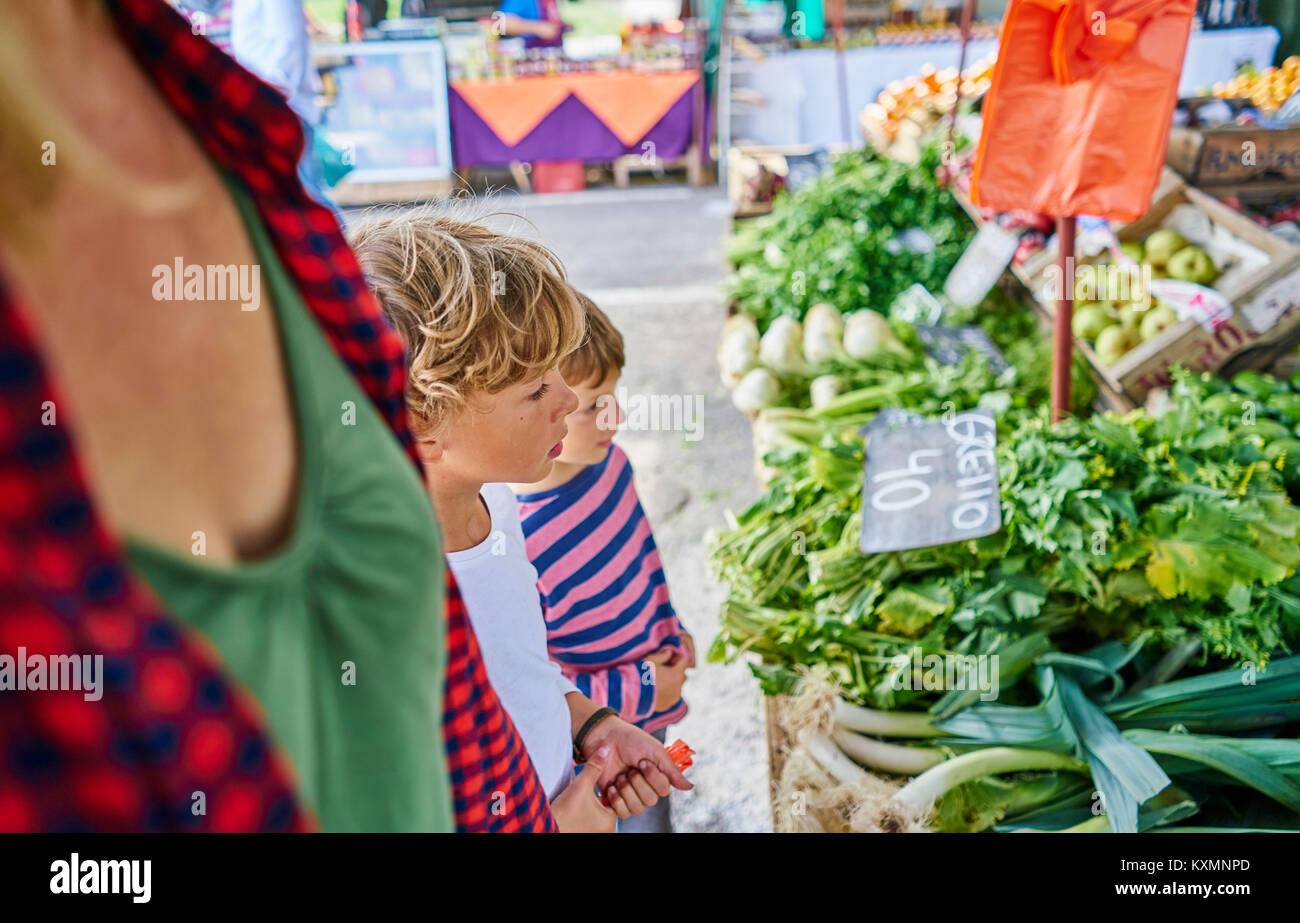 Mutter und Söhne einkaufen bei Obst und Gemüse auf dem Markt, Montevideo, Uruguay, Südamerika Stockfoto