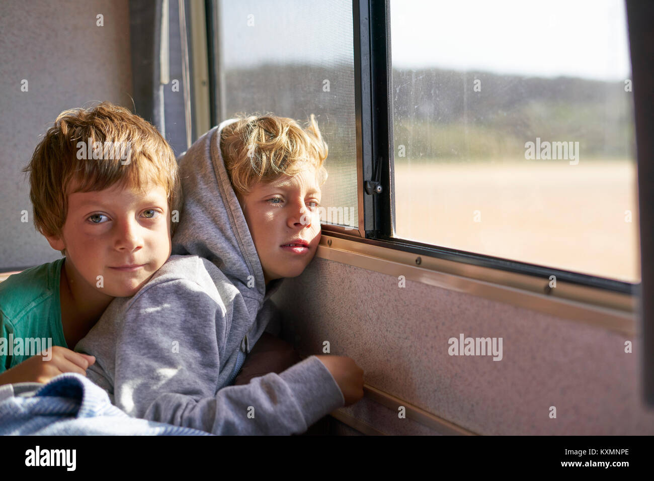 Jungen sitzen in campervan Blick aus Fenster, Polonio, Rocha, Uruguay, Südamerika Stockfoto