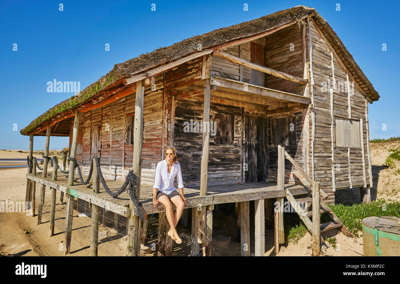 Frau in Halle Holzhütte Weg suchen, Polonio, Rocha, Uruguay, Südamerika Stockfoto