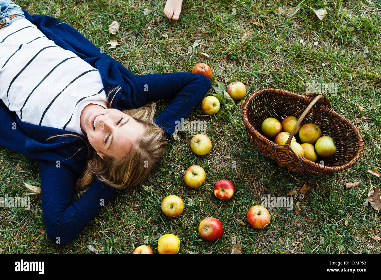 Frau mit Korb Äpfel Stockfoto