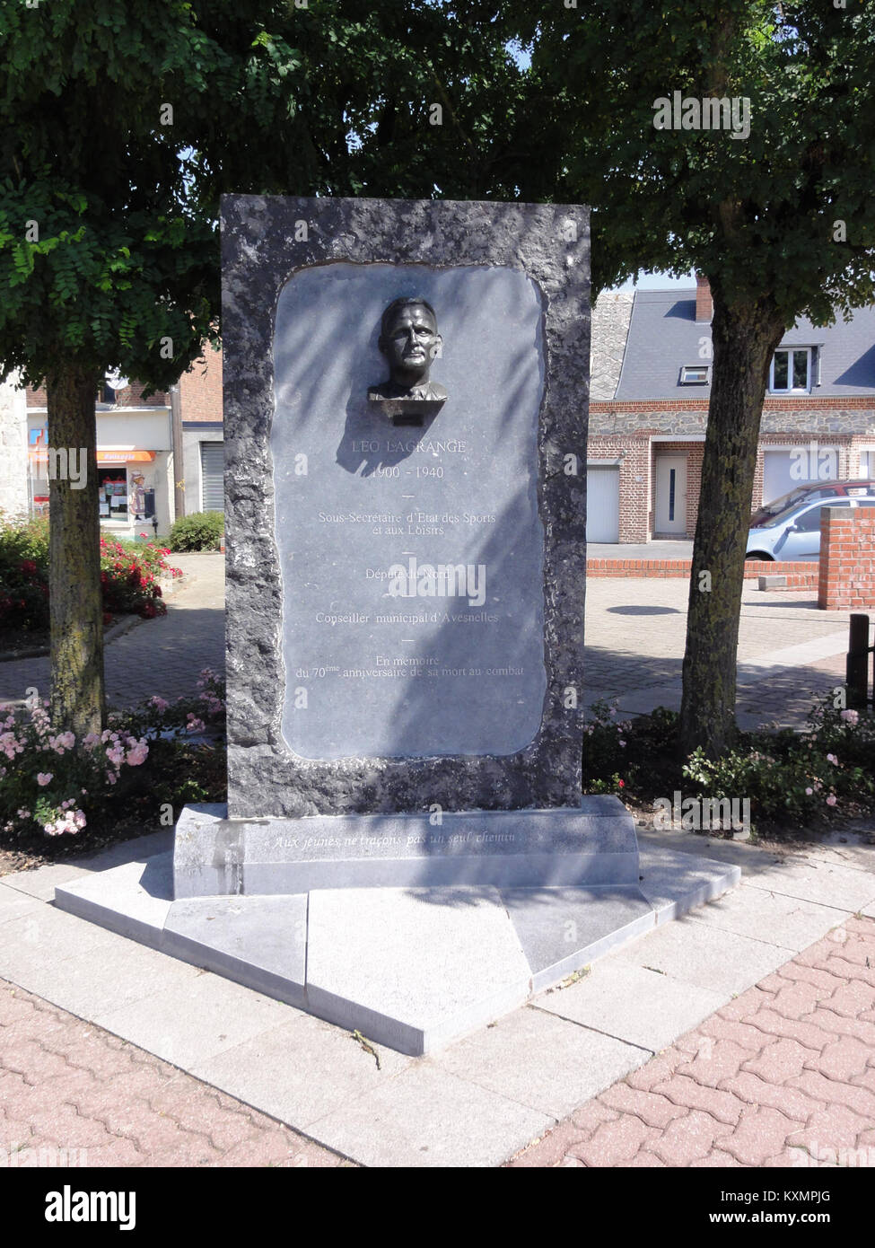 Das Leo Lagrange Memorial in Avesnelles, Frankreich, erinnert an Leo Lagrange, eine prominente Persönlichkeit in der französischen Politik. Die Gedenkstätte befindet sich in der Region Nord und ehrt seine Beiträge zu sozialen und politischen Zwecken. Stockfoto
